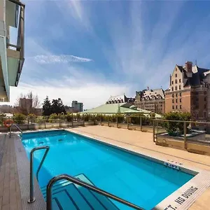 Spacious Downtown 2 Bedroom With Pool And Air Conditioning , Victoria Canada