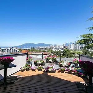 Stunning Skyline Views From A Cozy , Vancouver Canada