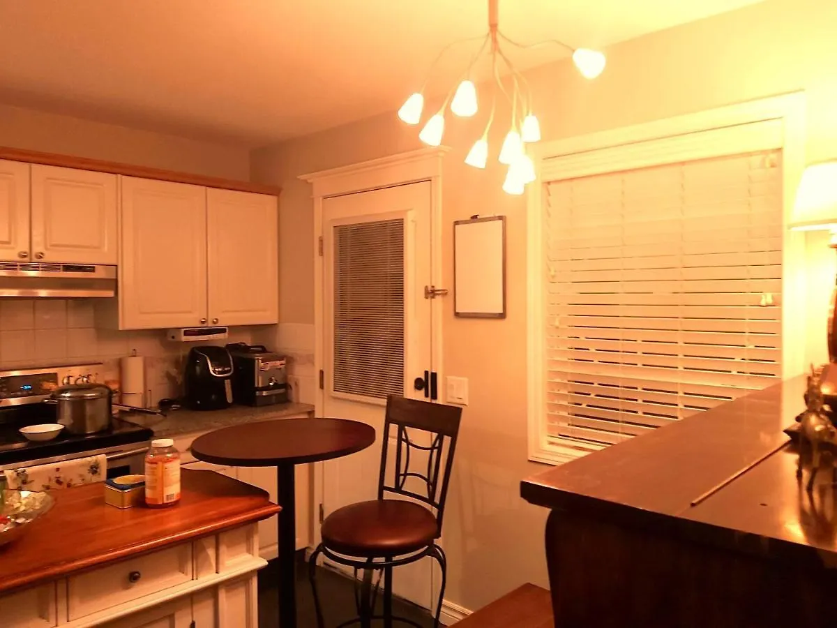 Lovely Comfy Home Private Bath In Central YYC